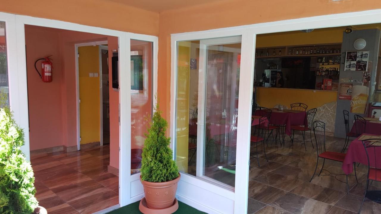 Putnok Havanna Etterem Es Vendeghaz酒店 外观 照片
